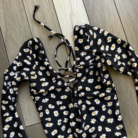 Volcom Women’s Ur A Daisy Long Sleeve One Piece Swimsuit | Size: Xtra Small - Picture 2 of 7